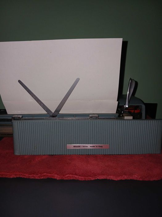 Италианска пишеща машина Olivetti Lettera 32