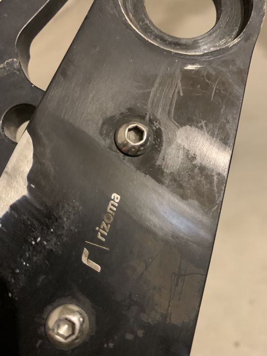 Стойка за номер на мотоциклет Rizoma, свалена от Harley-Davidson