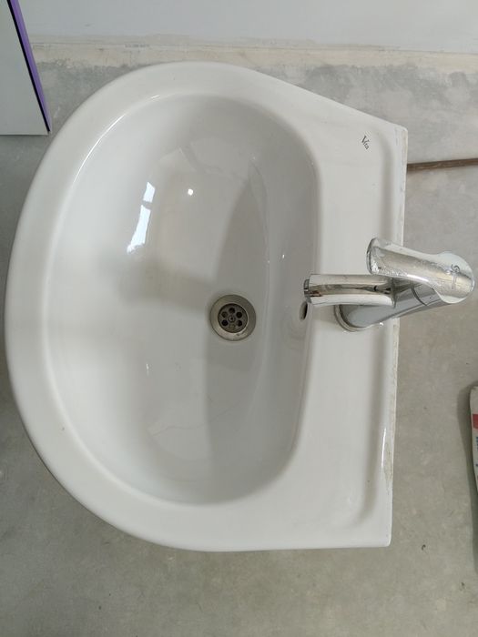 Pedestalli umivalnik krani bilan