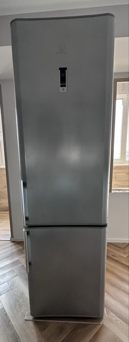 Продам холодильник indesit