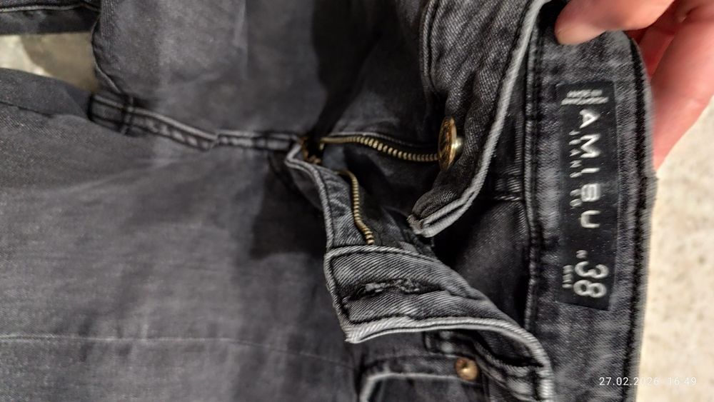 Продам джинсы женская.