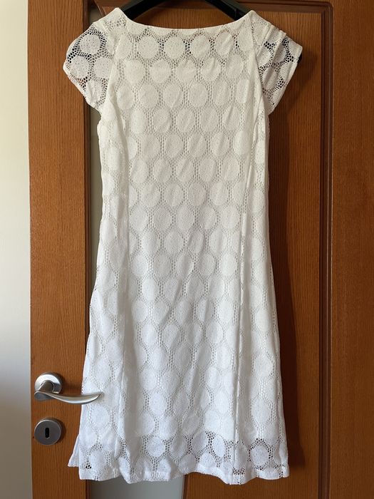 Бяла рокля от нежна памучна дантела