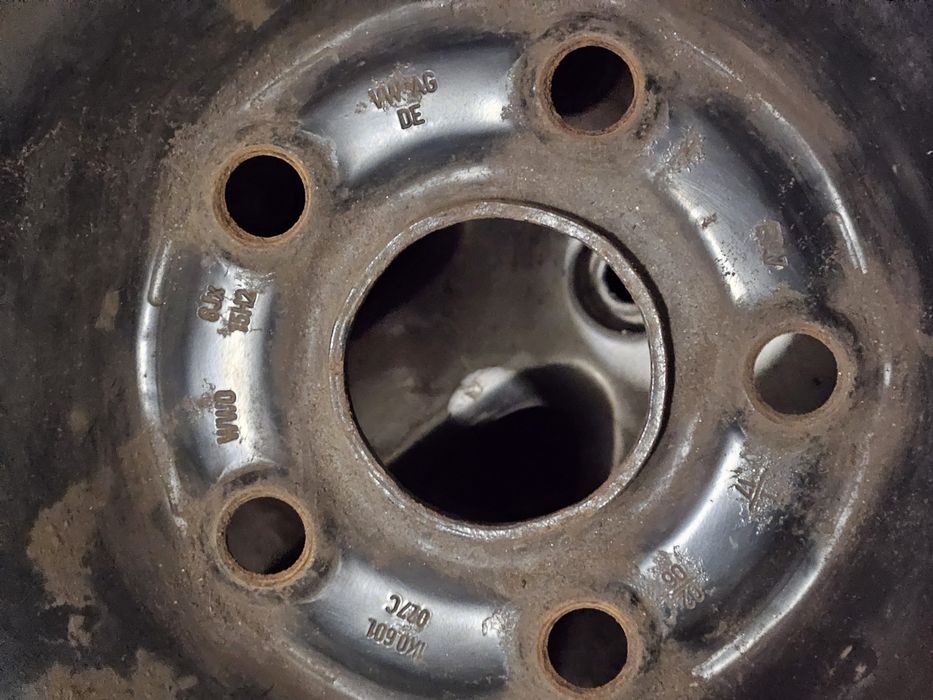 Метални оригинални джанти със зимни гуми на тях