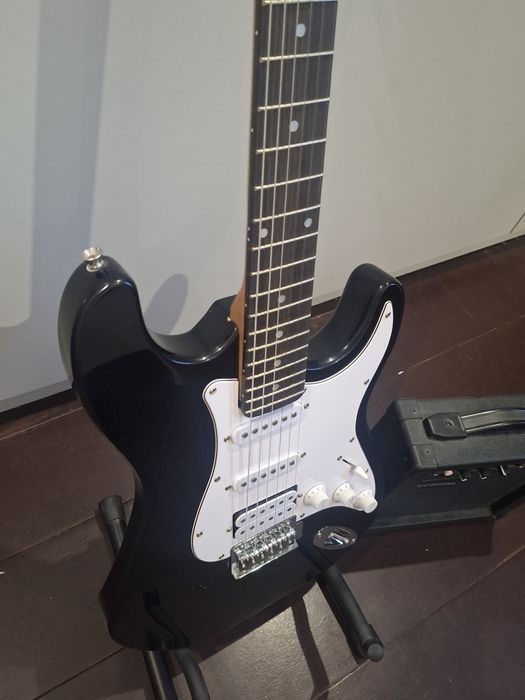Электрогитара Levinson + комбик Levinson GA-10