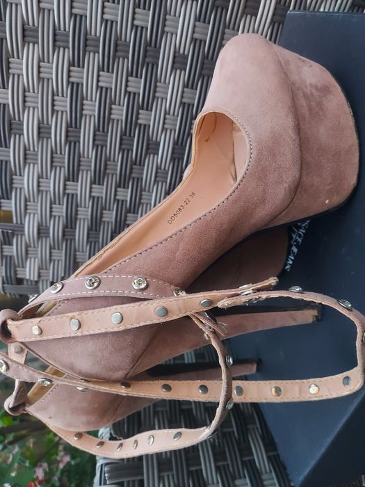 Pantofi mărimea 38 cu toc inalt.