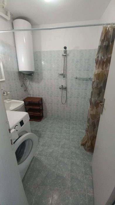 Давам под наем 4-стаен (2спални,хол,трапезария-кухня) напълно обзаведен в центъра (до ПУ,ВСИ,ТУ)в КАМЕНИЦА1-Напълно и ново обзаведен
