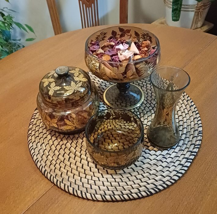 Този комплект е от винтидж бохемско стъкло