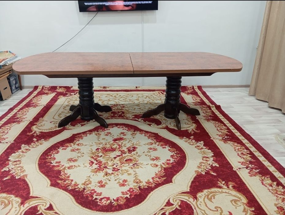 Продаётся стол для гостинной комнаты 3,5 метра