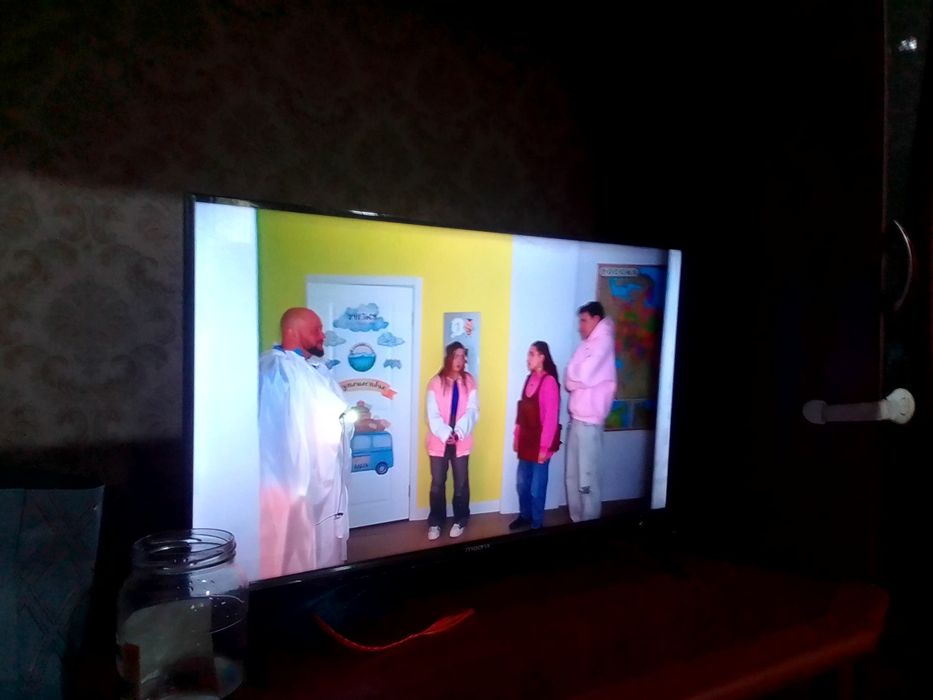 Продам смарт ТВ,31 диагональ,новый.