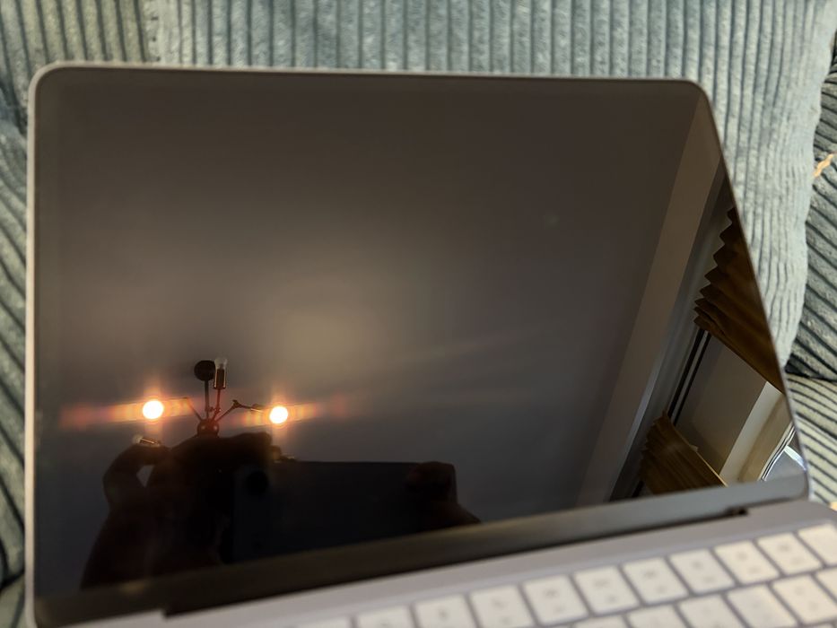 Macbook Neo Indigo 512gb 29 cicluri de incarcare