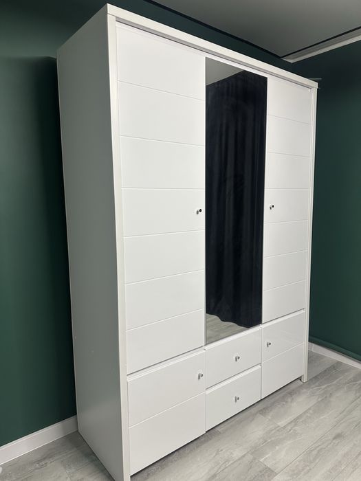 Распашной шкаф белый