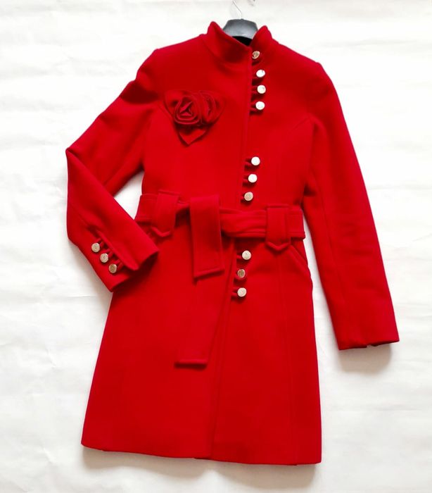 Элегантное красное пальто