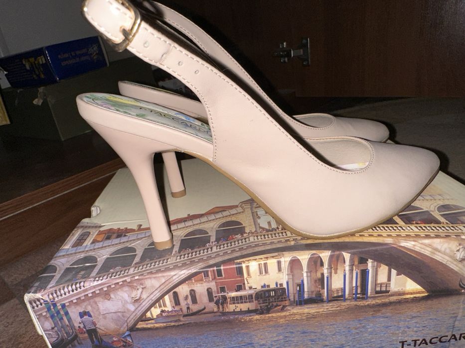 Продам босоножки