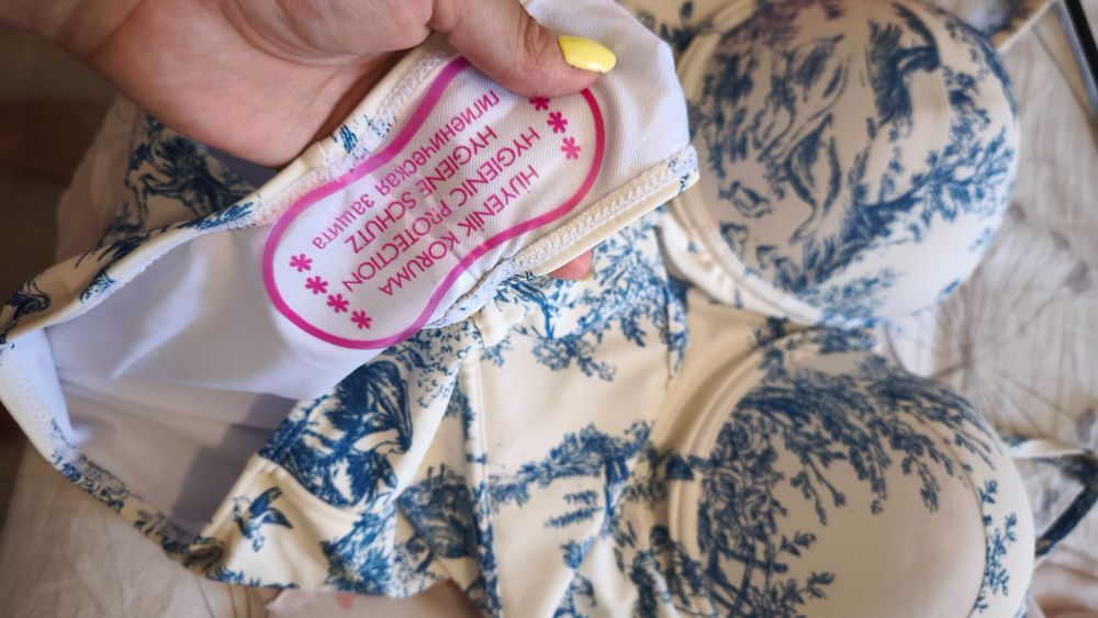 Бански хххл оформящ талията с твърди чашки