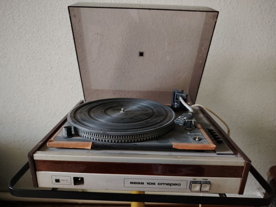 Проигрыватель виниловых пластинок Вега 106 Стерео.