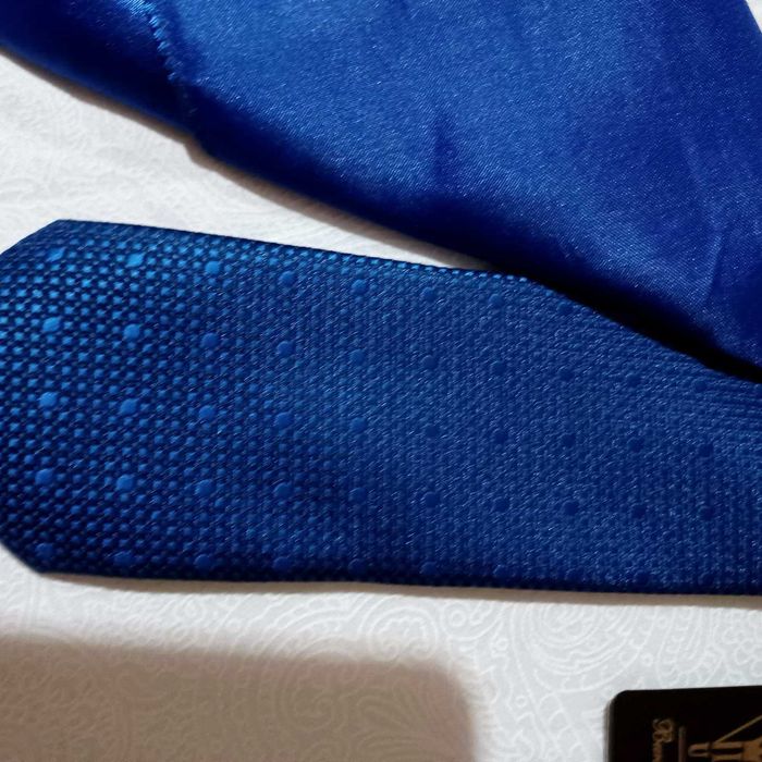 Комплект вратовръзка и кърпичка за сако.