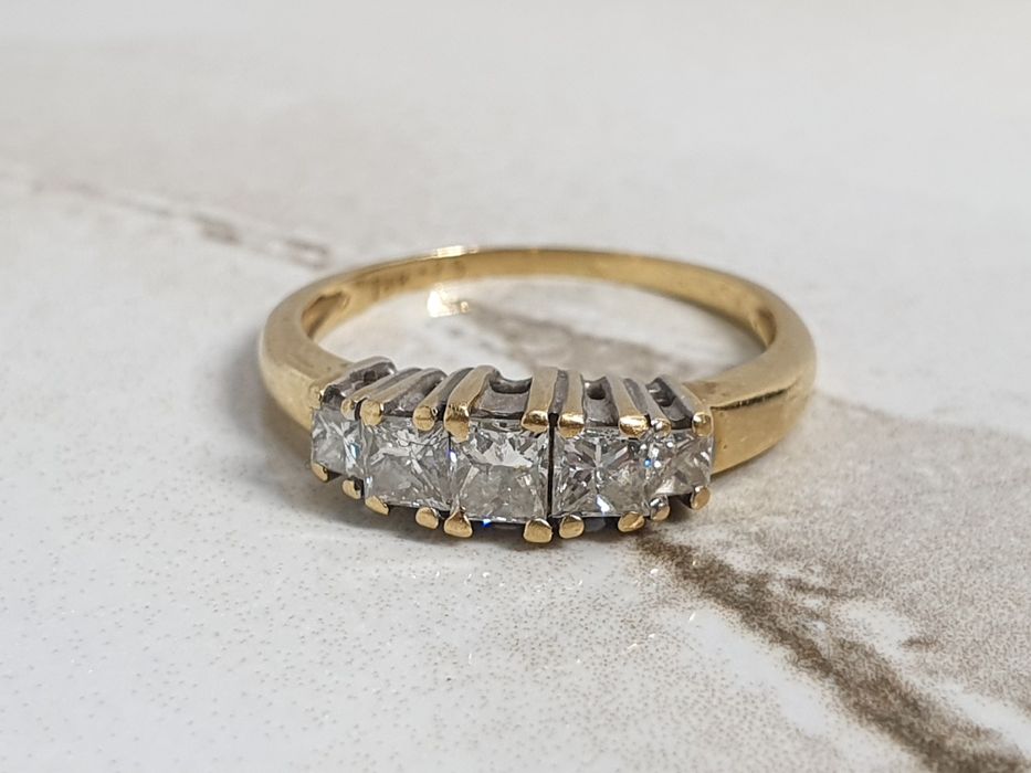 Inel din aur de 18K cu 5 diamante naturale mărimea 56, gramaj 3,19 g