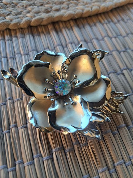 Брошка -ретро модел