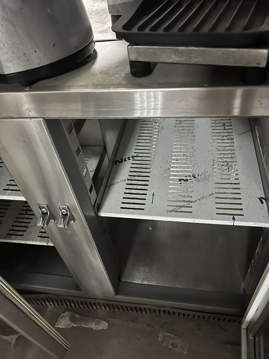 Извита Подбарова Хладилна витрина, подходяща за островен бар.