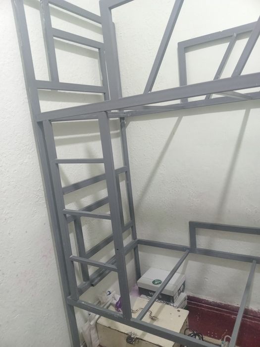 Двух яростная большая железная кровать с матрасами