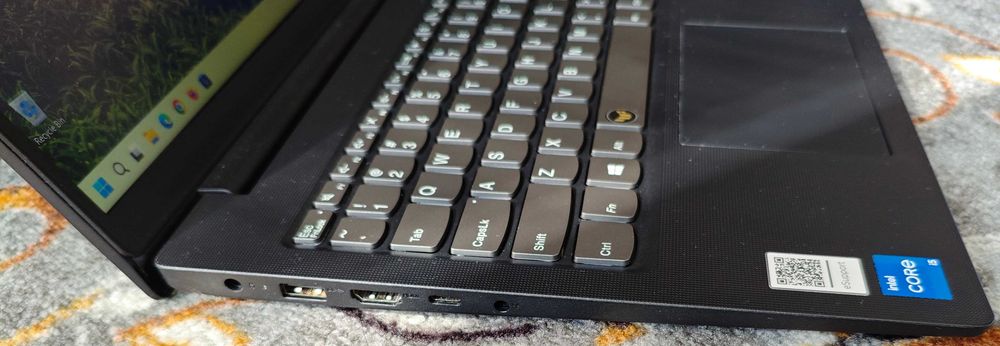 Продавам Lenovo V15 G3 IAP/i5-1235U/16GB RAM/512GB NVMe/1TB SATA3