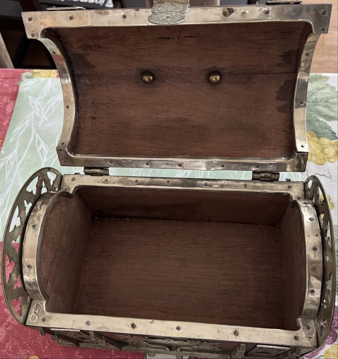 Caseta ornamentata veche /bijuterii/accesorii