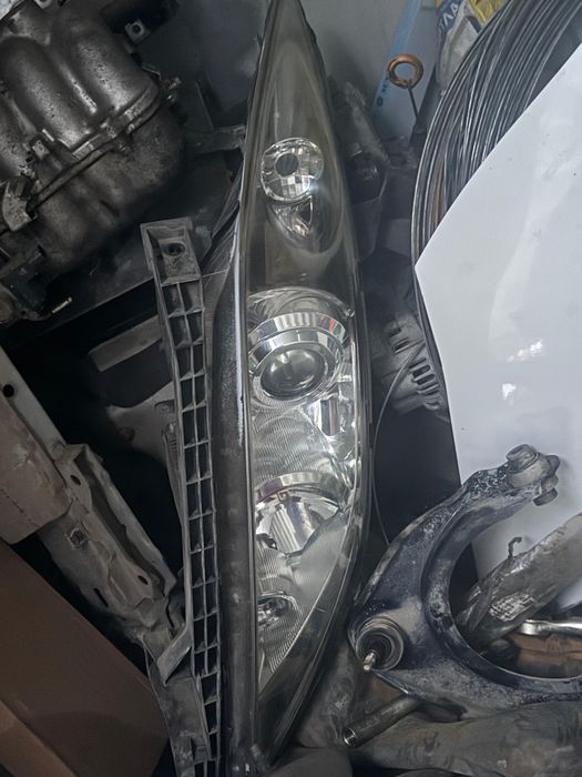 Правая фара Honda Elysion