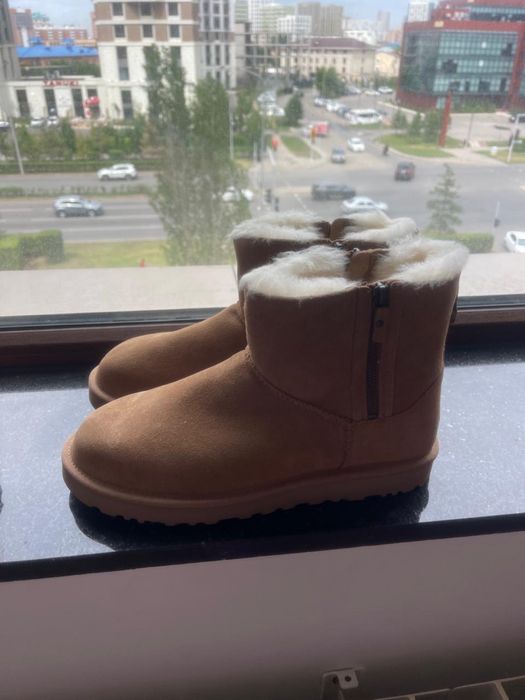 Продам оригинальный ботинки UGG