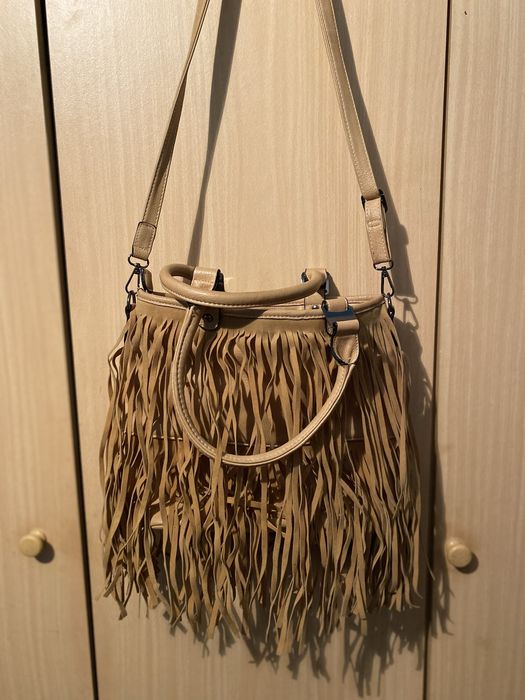 Geanta cu franjuri, purtata rar