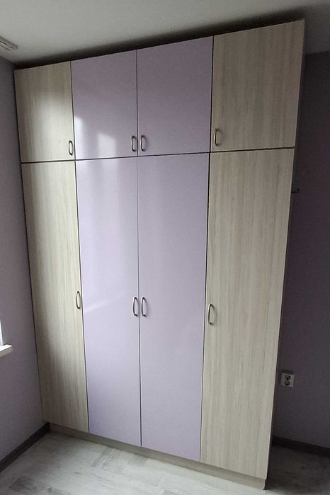 Продавам 2 гардероба - с плъзгащи врати и с плавно затваряне + нщ