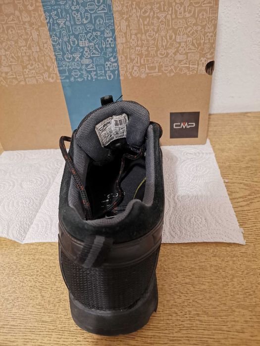 Продавам мъжки туристически обувки CMP