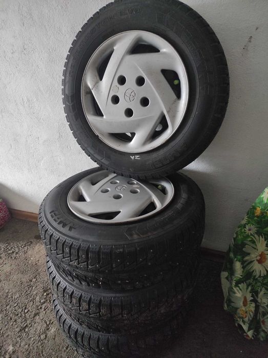 Диски с зимней резиной + колпаки