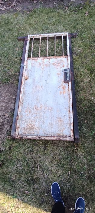 Желязна врата с каса и козирка