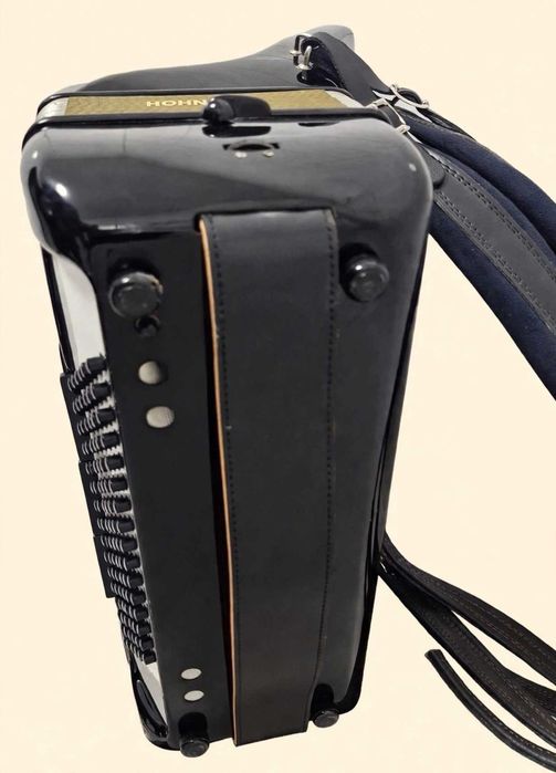 Vând  Acordeon Hohner Lucia 4 P cu  96 basi negru