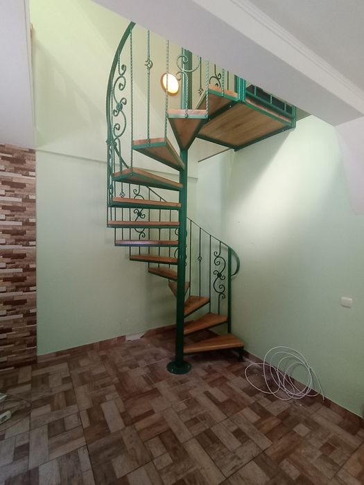 Scară interioară în spirală – eleganță, rezistență și economie de spaț