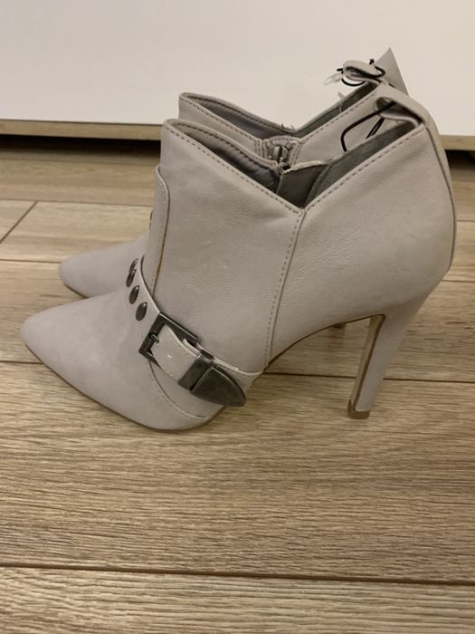 Чисто нови с етикет боти на H&M, бежово-сиво. Ток 9,5 см.