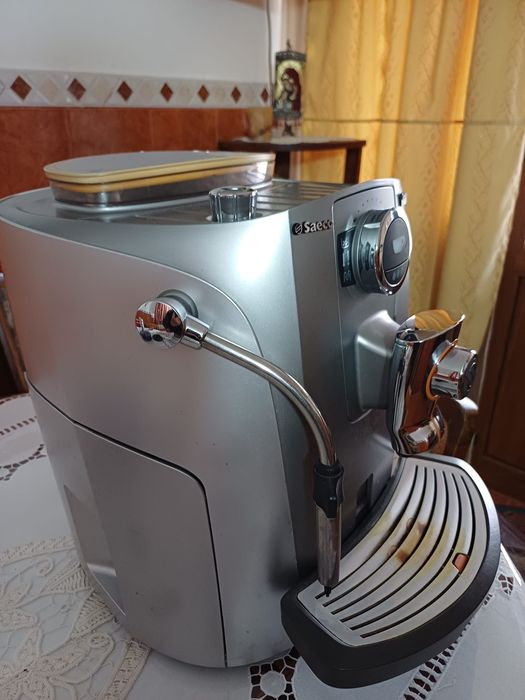 Vând espressor Philips Saeco