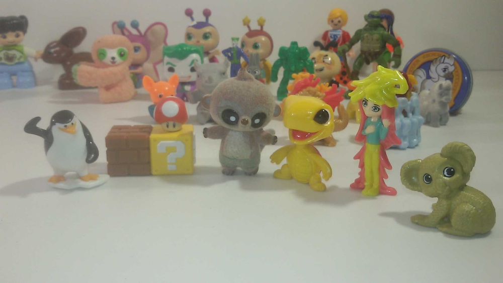 Лот малки пластмасови играчки