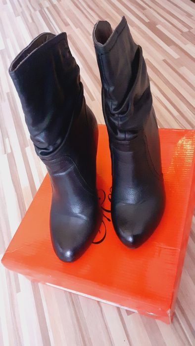 Продавам - Дамски черни боти - 35 номер