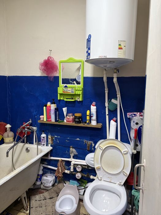 Продается квартира 1 комнатная 8 мкр 4 этаж рядом с базаром