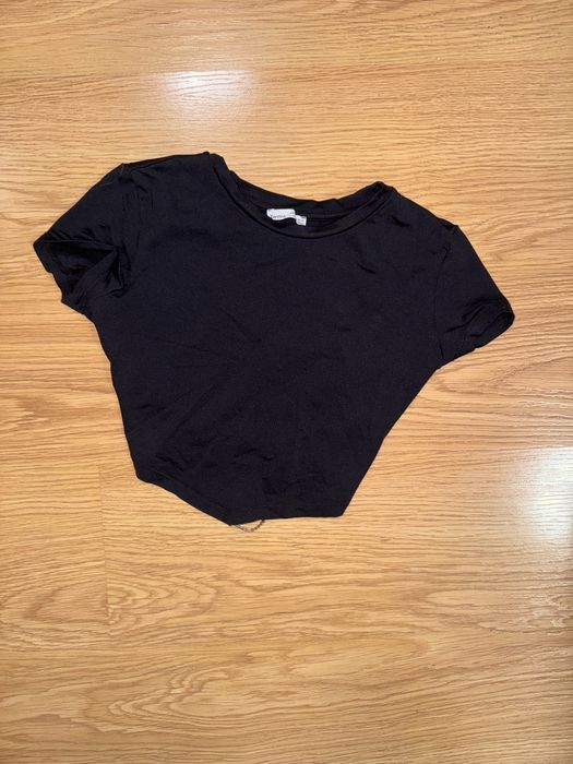 Черен кроп топ с изрязан гръб и синджирчета с блестящи камъчета