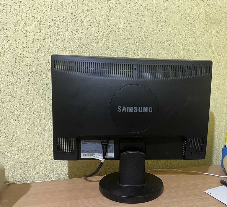 Монитор Samsung, тонколони Logitech, камера и клавиатура