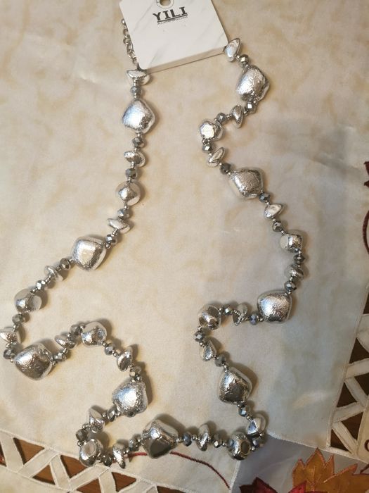 Vând colier argintiu