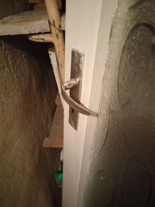 Продавам холна врата