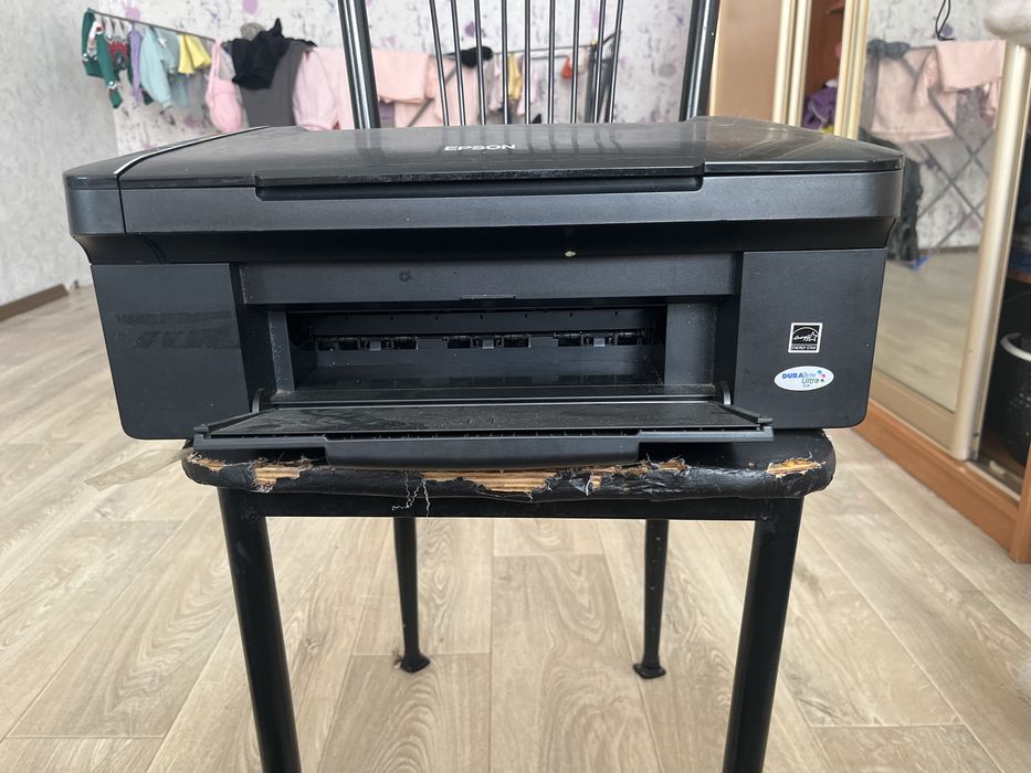 Продам на запчасти принтер Epson