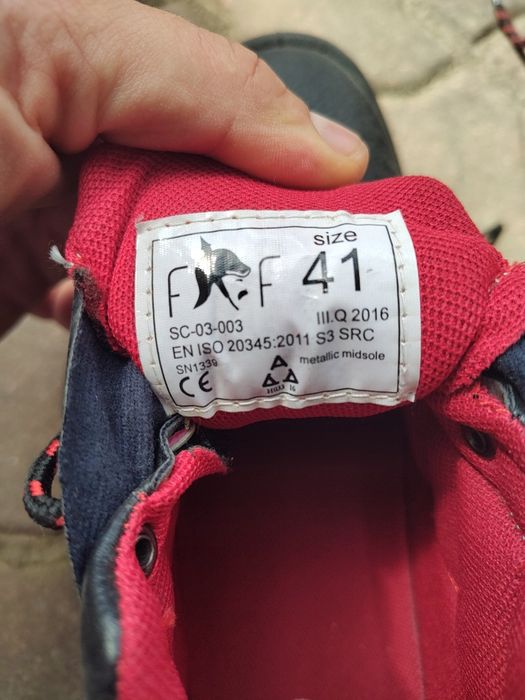 Vând bocanci noi în cutie