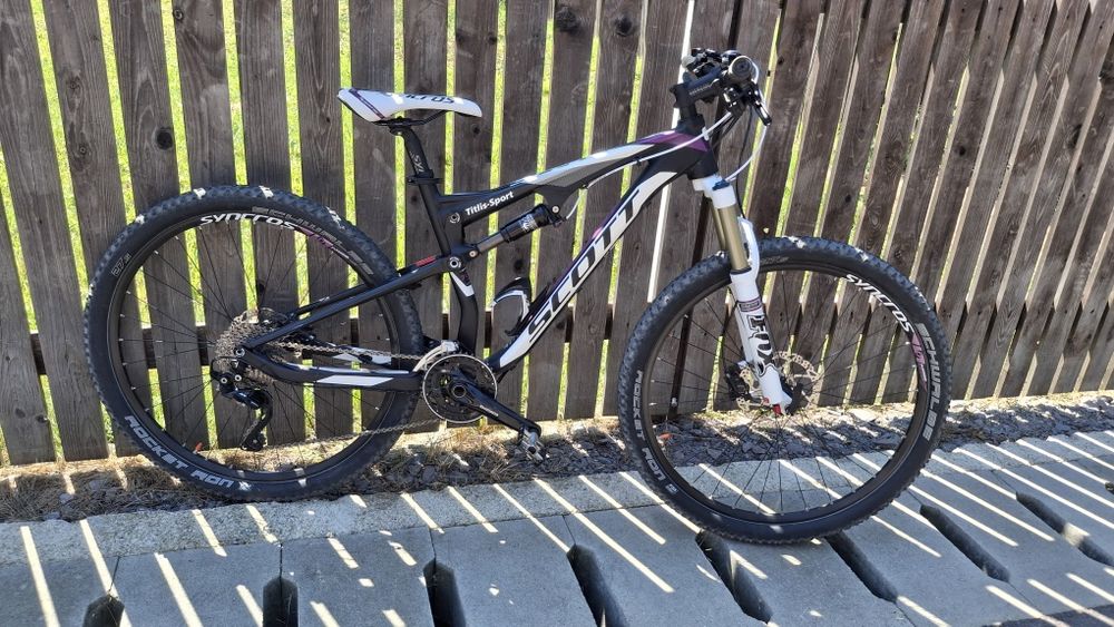 Bicicleta full suspension Scott