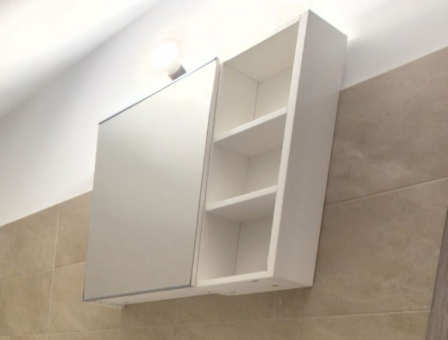 Dulăpior cu oglinda baie model Ikea stare impecabila
