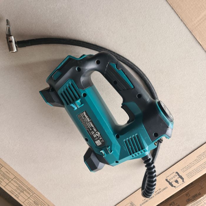 Mini compresor Makita DMP180 pe acumulator  defect