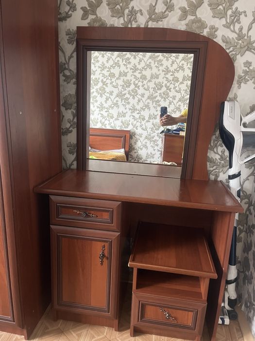 Продам спальный гарнитур.